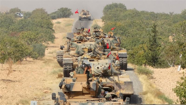 Khủng bố IS: Xe tăng của quân đội Thổ Nhĩ Kỳ tiến vào Syria. Ảnh: Reuters