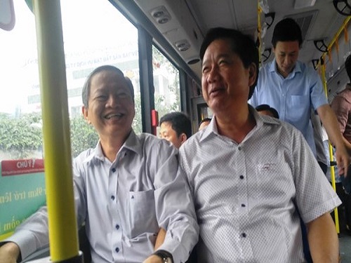Bí thư Đinh La Thăng đi xe buýt mới từ sân bay Tân Sơn Nhất