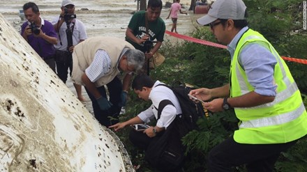 Các chuyên gia thẩm định mảnh vỡ phát hiện ở Thái Lan tháng 12/2015, kết quả cho thấy không phải của MH370. 