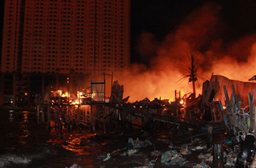 Hơn 70 người nhà chồ của người dân bị thiêu rụi sau đám cháy lớn ở Nha Trang. Ảnh: Vietnamnet