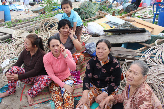  Người dân buồn bã vì bị mất nhà và tài sản sau vụ cháy lớn ở Nha Trang. Ảnh: Dân trí