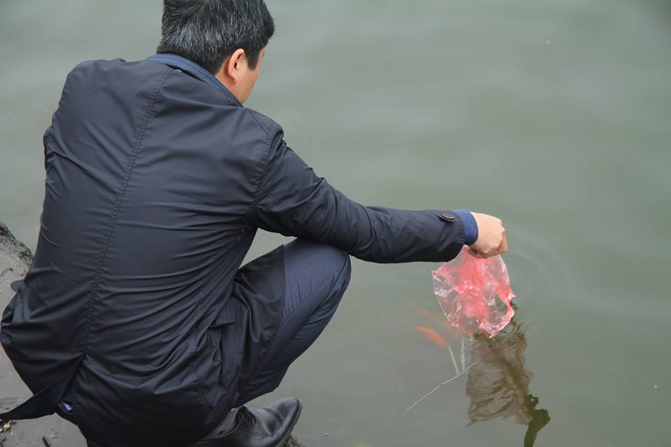Nhiều nơi như Hồ Tây, hồ Hoàn Kiếm, Sông Hồng người dân đến thả cá đã khá đông