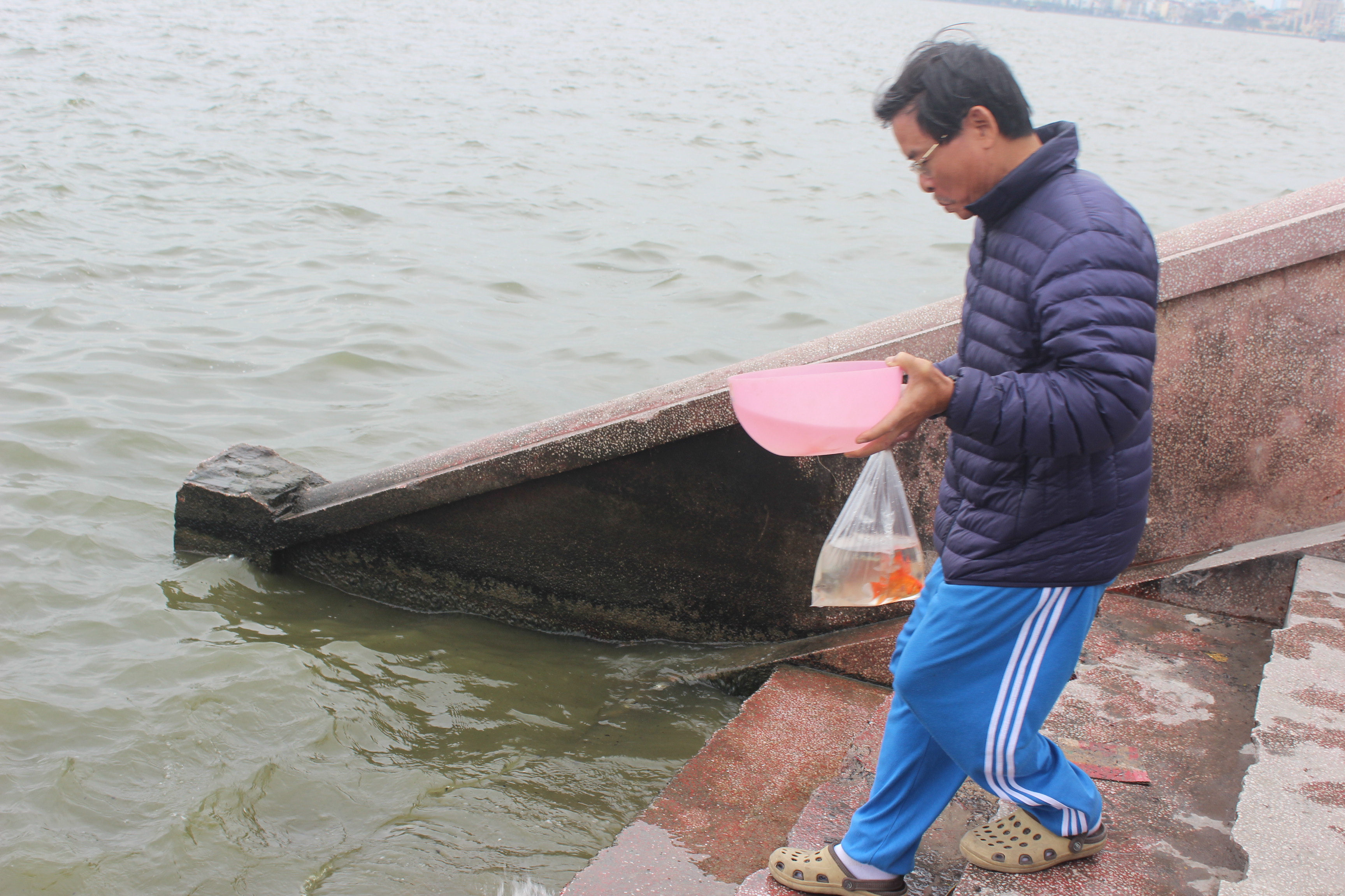 Sáng nay, nhiều người dân thủ đô đã đến khu vực các hồ như hồ Tây, hồ Hoàn Kiếm, cầu Long Biên… để thả cá đưa ông Công, ông Táo về trời.  