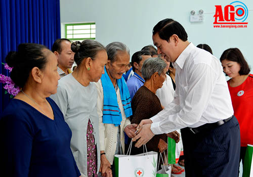 Chủ tịch nước Trần Đại Quang tặng quà nhân dân xã  Vĩnh Trạch, Định Thành, Định Mỹ (huyện Thoại Sơn)