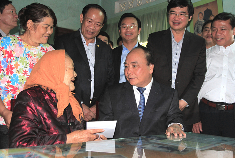 Thủ tướng thăm hỏi, chúc Tết Mẹ Việt Nam Anh hùng Lê Thị Trị (92 tuổi, con gái đầu của mẹ Thứ). Ảnh: VGP