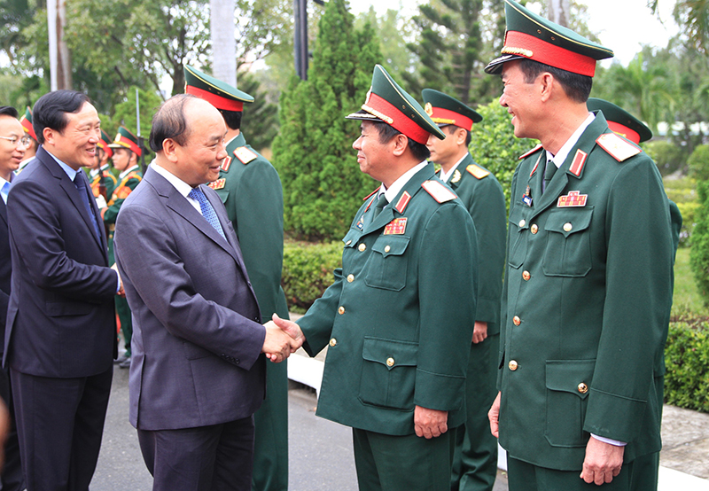  Thủ tướng Nguyễn Xuân Phúc thăm hỏi cán bộ, chiến sĩ Bộ Tư lệnh Quân khu 5. Ảnh: VGP