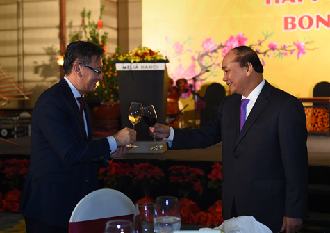  Thủ tướng chúc mừng các vị khách quốc tế nhân Tết cổ truyền của Việt Nam. Ảnh: VGP