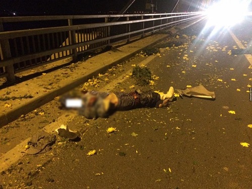 Tai nạn giao thông ngày 29 Tết: Ô tô nổ lốp đâm tử vong người chở hoa trên cầu Nhật Tân