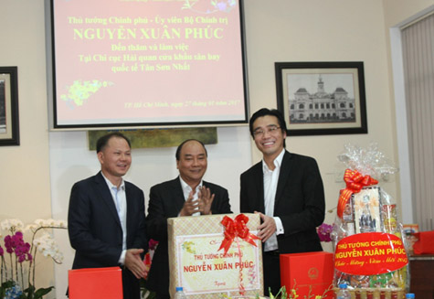  Thủ tướng tặng quà, chúc Tết cán bộ, nhân viên Chi cục Hải quan cửa khẩu sân bay Tân Sơn Nhất. Ảnh: VGP