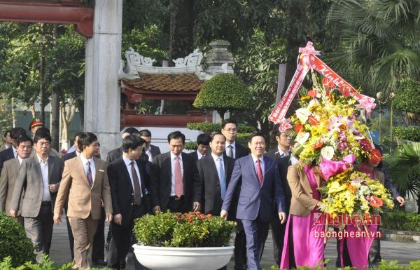 Phó Thủ tướng Vương Đình Huệ và đoàn công tác thăm Khu di tích Kim Liên. Ảnh: Báo Nghệ An