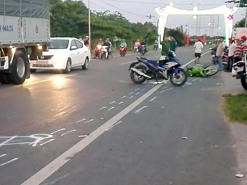 Tai nạn giao thông ngày mùng 4 Tết: Đi chơi Tết, hai thanh niên va chạm với xe khách tử vong