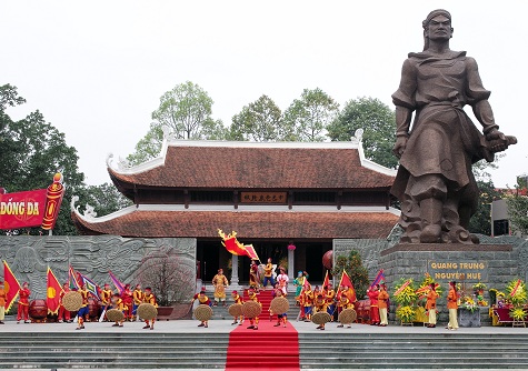  Thủ tướng Nguyễn Xuân Phúc cùng đại diện lãnh đạo các bộ, ngành và thành phố Hà Nội dâng hương tại Lễ hội Gò Đống Đa. Ảnh: VGP