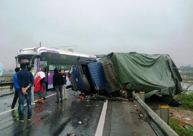 Hiện trường vụ tai nạn giao thông liên hoàn tại cầu Gianh. Ảnh: Dân trí