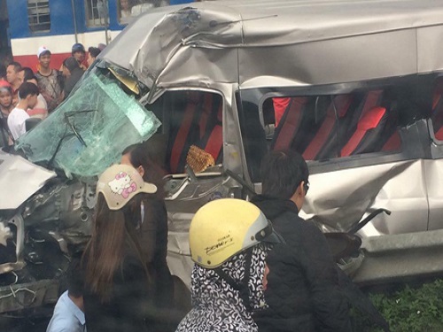 Tai nạn giao thông ngày 4/2: Xe khách đi lễ bị tàu hỏa tông bẹp dúm, 6 người thương vong