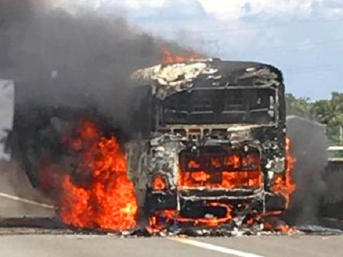 Tai nạn giao thông: Xe khách chở 30 người bốc cháy ngùn ngụt