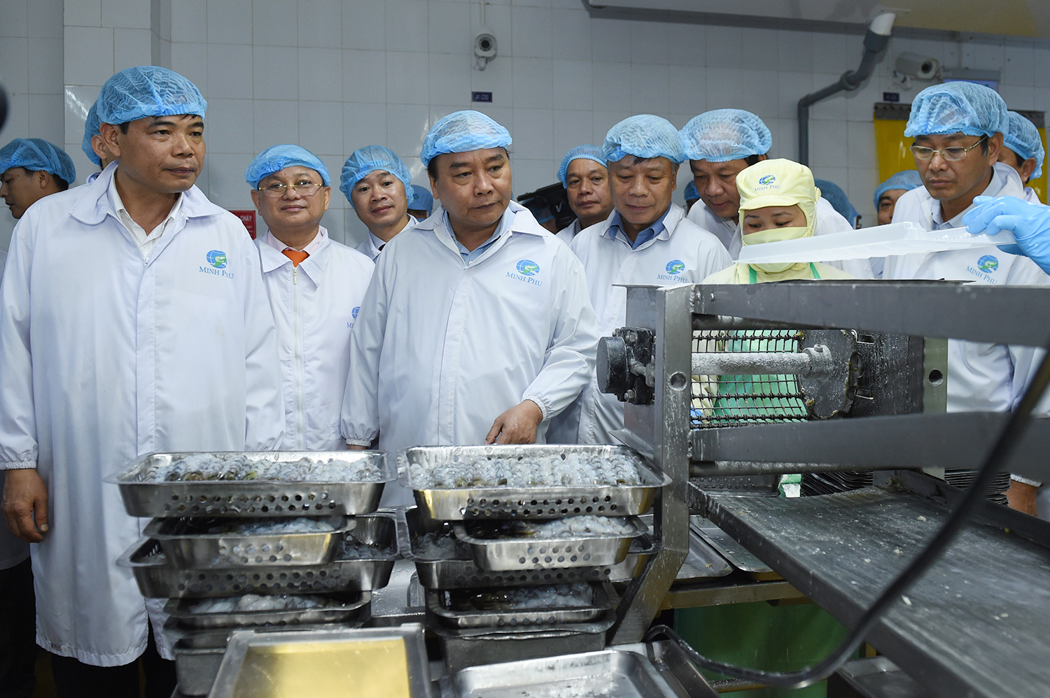  Thủ tướng tham quan nhà máy sản xuất của Công ty Minh Phú. Ảnh: VGP