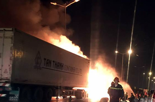 Ph&aacute;t hiện đ&aacute;m ch&aacute;y, t&agrave;i xế v&agrave; phụ xe tho&aacute;t ra ngo&agrave;i an to&agrave;n, d&ugrave;ng b&igrave;nh chữa ch&aacute;y mini để khống chế nhưng bất th&agrave;nh. Ảnh: Vnexpress 