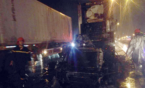 Vụ hoả hoạn đ&atilde; khiến cầu Thanh Tr&igrave; &ugrave;n tắc nghi&ecirc;m trọng, cảnh s&aacute;t c&oacute; mặt tại hiện trường để ph&acirc;n luồng, điều tra nguy&ecirc;n nh&acirc;n tai nạn. Ảnh: Vnexpress   