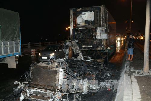  Trao đổi với Zing.vn, một cảnh s&aacute;t l&agrave;m nhiệm vụ tại hiện trường cho biết v&agrave;o thời điểm xảy ra sự cố, 2 người tr&ecirc;n cabin xe chở hoa quả kịp nhảy ra ngo&agrave;i n&ecirc;n tho&aacute;t nạn. Ảnh: TTXVN