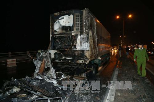  Hiện trường vụ container bốc ch&aacute;y tr&ecirc;n cầu Thanh Tr&igrave;. Ảnh: TTXVN