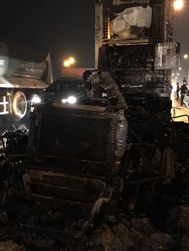 Khoảng 19h15 ng&agrave;y 6/2, chiếc container mang biển TP HCM chạy theo hướng H&agrave; Nội - Bắc Ninh khi đến giữa cầu Thanh Tr&igrave; bất ngờ bốc ch&aacute;y dữ dội ở phần đầu xe. Ảnh: Vnexpress 