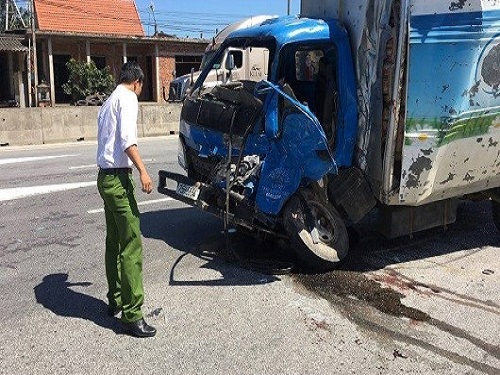 Tai nạn giao thông ngày 7/2: Đầu xe tải nát bét, tài xế văng xuống đường nguy kịch