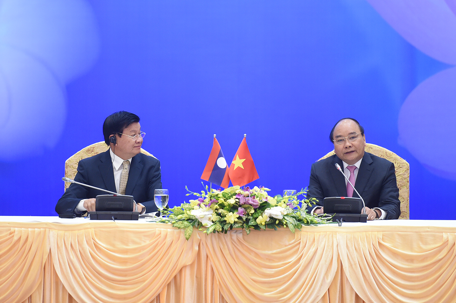 Thủ tướng Nguyễn Xuân Phúc và Thủ tướng Lào Thongloun Sisoulith. Ảnh: VGP