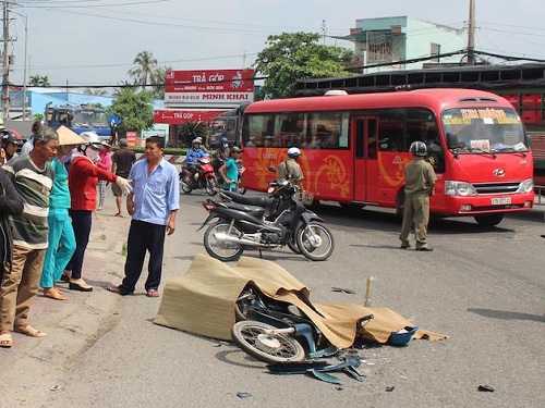 Tai nạn giao thông ngày 9/2: Bị xe tải cán qua người, cha tử vong con nguy kịch