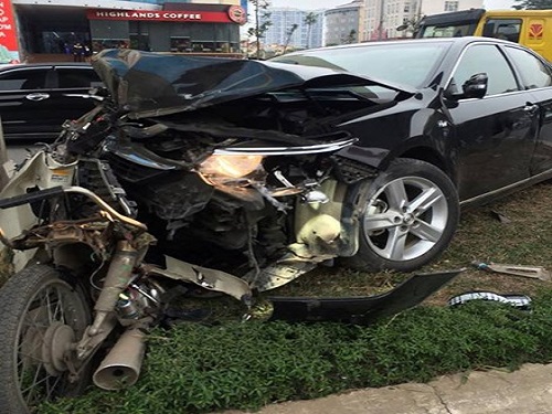 Tai nạn giao thông ngày 10/2: Ô tô tông hàng loạt xe máy, 4 người nhập viện