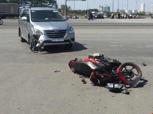 Tai nạn giao thông ngày 11/2: Xe máy vỡ nát, vợ và em gái nguy kịch