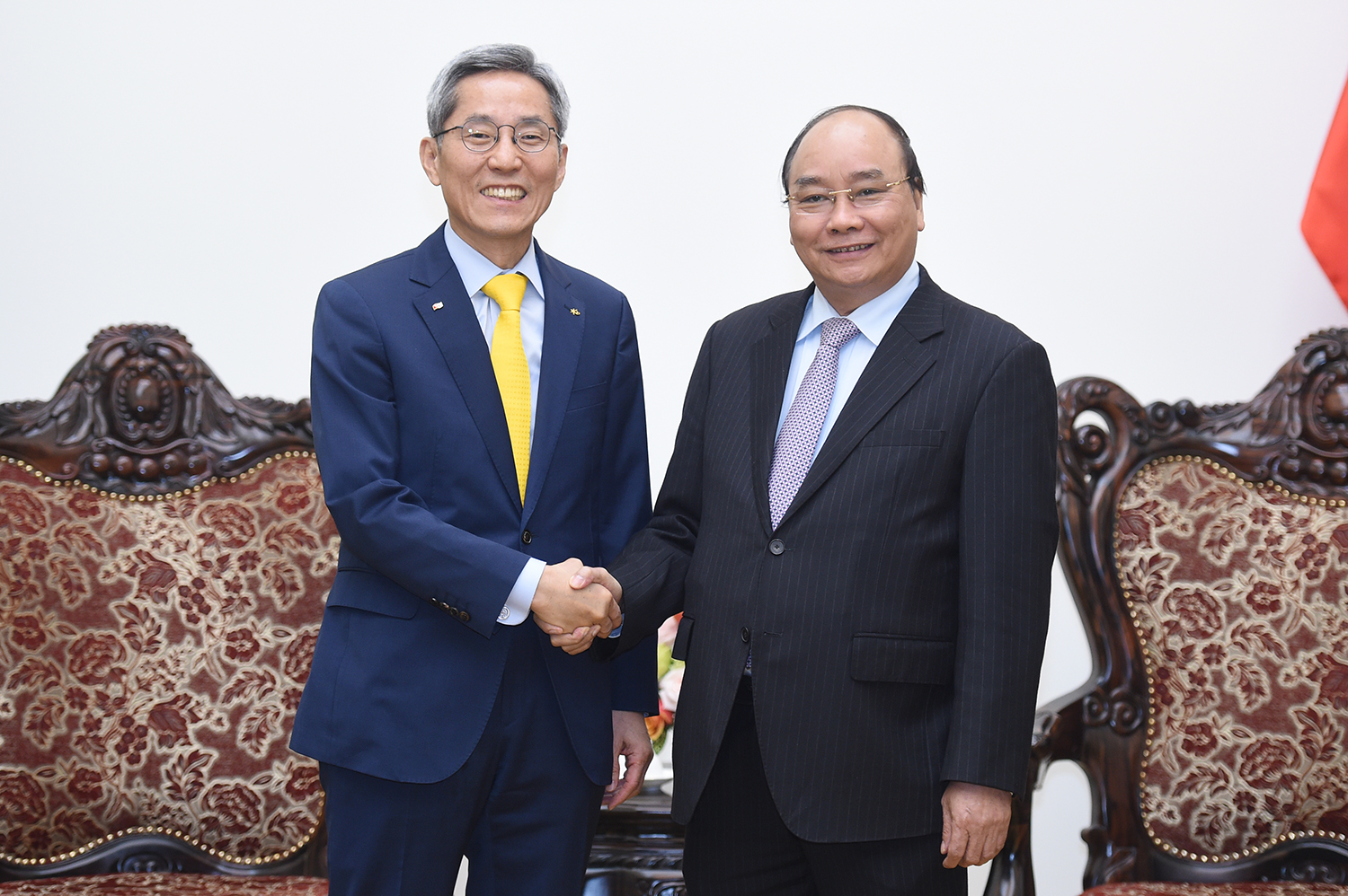  Thủ tướng Nguyễn Xuân Phúc và Chủ tịch Tập đoàn tài chính KB Kookmin, ông Yoon Jong-kyoo.  Ảnh: VGP