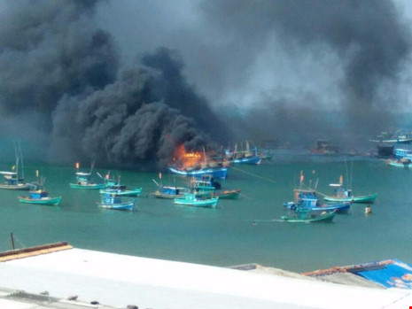  Hiện trường vụ cháy tàu câu mực ở Phú Quốc. Ảnh: Pháp luật TP. Hồ Chí Minh