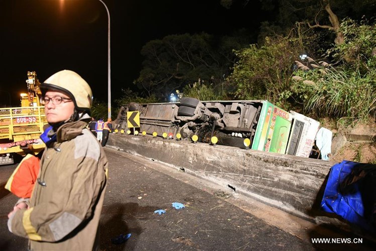  Chiếc xe buýt bị tai nạn giao thông chở 44 người đã bị lật nhào trên một đoạn đường cao tốc ở Đài Bắc. Ảnh: Tân Hoa Xã
