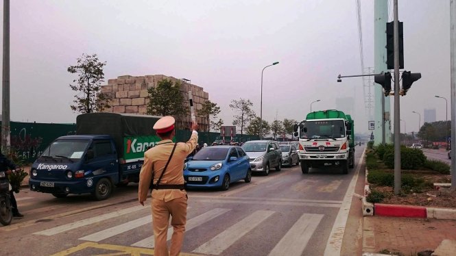  Sáng nay, cảnh sát giao thông đã xử lý các phương tiện lấn làn xe buýt nhanh BRT. Ảnh: Tuổi trẻ