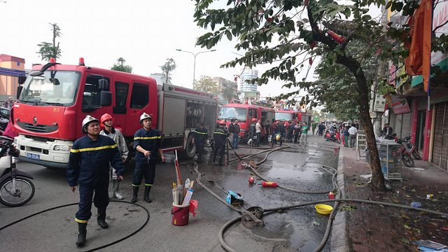 Khoảng 13h10 ngày 16/2, một cửa hàng văn phòng phẩm tại số 69, đường Giải Phóng (Hai Bà Trưng, Hà Nội) bất ngờ bốc cháy dữ dội. Ảnh: Dân trí
