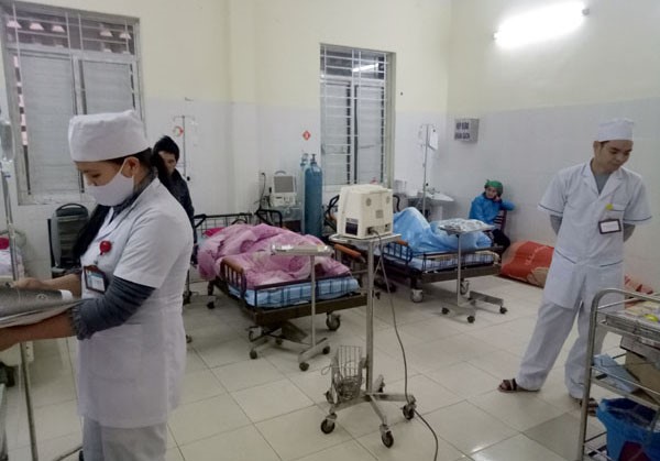  Các bệnh nhân vụ ngộ độc ở Hà Giang đang được cấp cứu tại bệnh viện. Ảnh: Báo Hà Giang