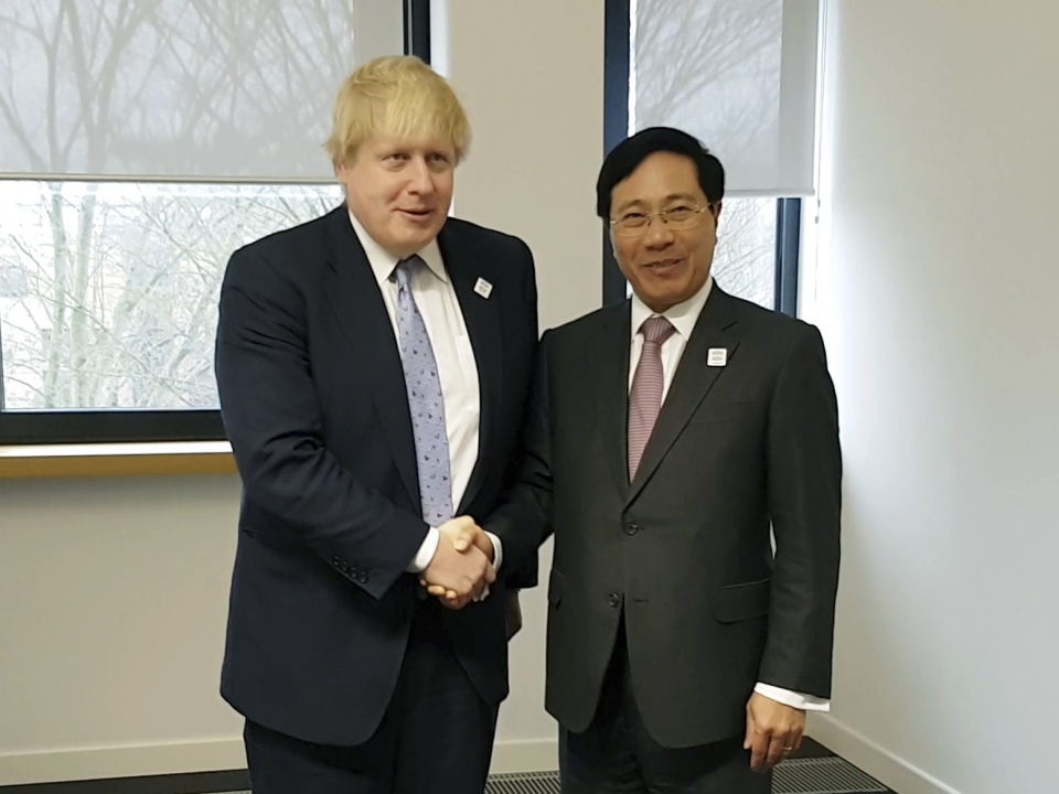 Phó Thủ tướng, Bộ trưởng Ngoại giao Phạm Bình Minh gặp Bộ trưởng Ngoại giao Anh Boris Johnson. Ảnh: TTXVN
