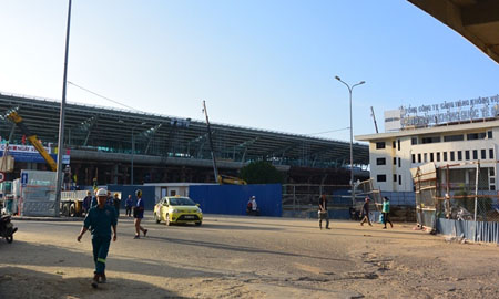 Sau 1 năm triển khai xây dựng, Nhà ga hành khách quốc tế Đà Nẵng phục vụ APEC 2017 đã gần hoàn thiện. Ảnh: VGP 