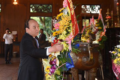  Thủ tướng dâng hương, dâng hoa tưởng nhớ Chủ tịch Hồ Chí Minh. Ảnh: VGP