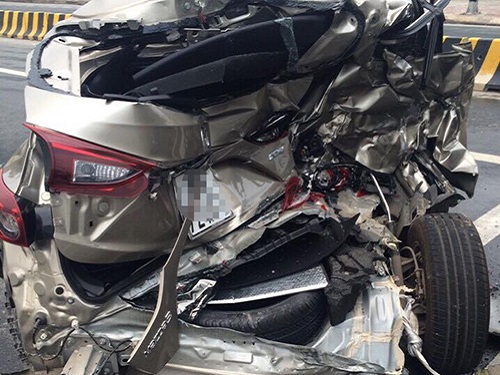 Tai nạn giao thông ngày 20/2: Đuôi xe Mazda bị vò nát, một phụ nữ tử vong