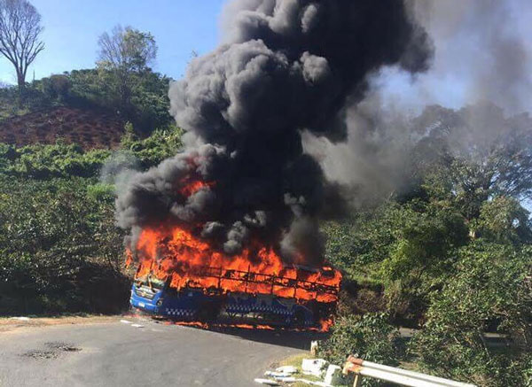  Hiện trường vụ cháy xe khách chở 40 người trên đèo Phú Sơn. Ảnh: Vietnamnet