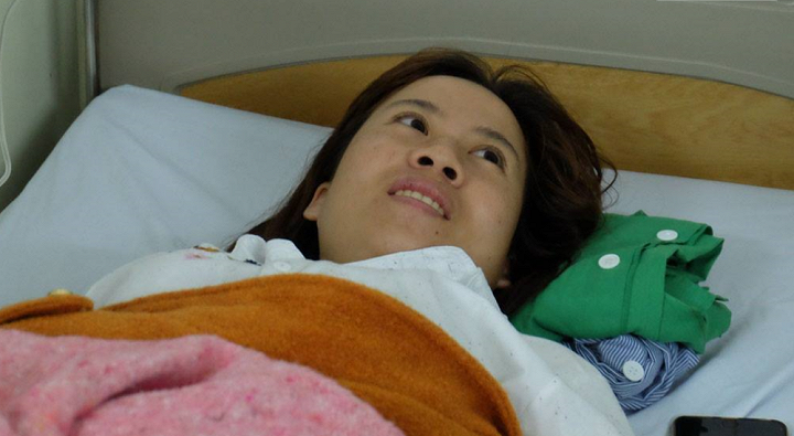  Chị Thúy kể lại vụ nổ xe khách ở Bắc Ninh sau khi được cấp cứu tại Bệnh viện. Ảnh: VTC News