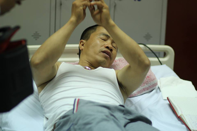 Hành khách Nguyễn Văn Ngân may mắn thoát chết kể lại vụ nổ xe khách ở Bắc Ninh. Ảnh: Gia đinh và xã hội