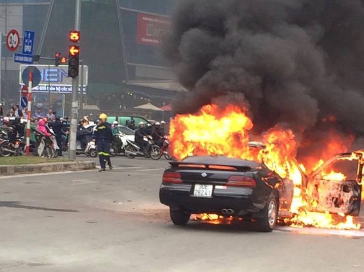  Chiếc xe ô tô bốc cháy dữ dội khi đang lưu thông trên đường