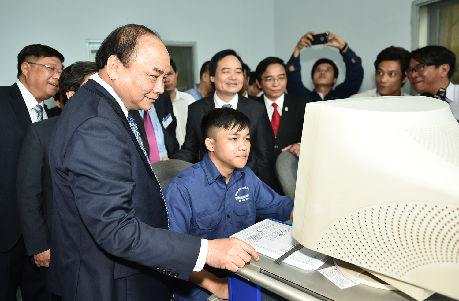 Thủ tướng thăm khu thực hành cơ khí của Đại học Bách khoa thuộc Đại học Đà Nẵng. Ảnh: VGP
