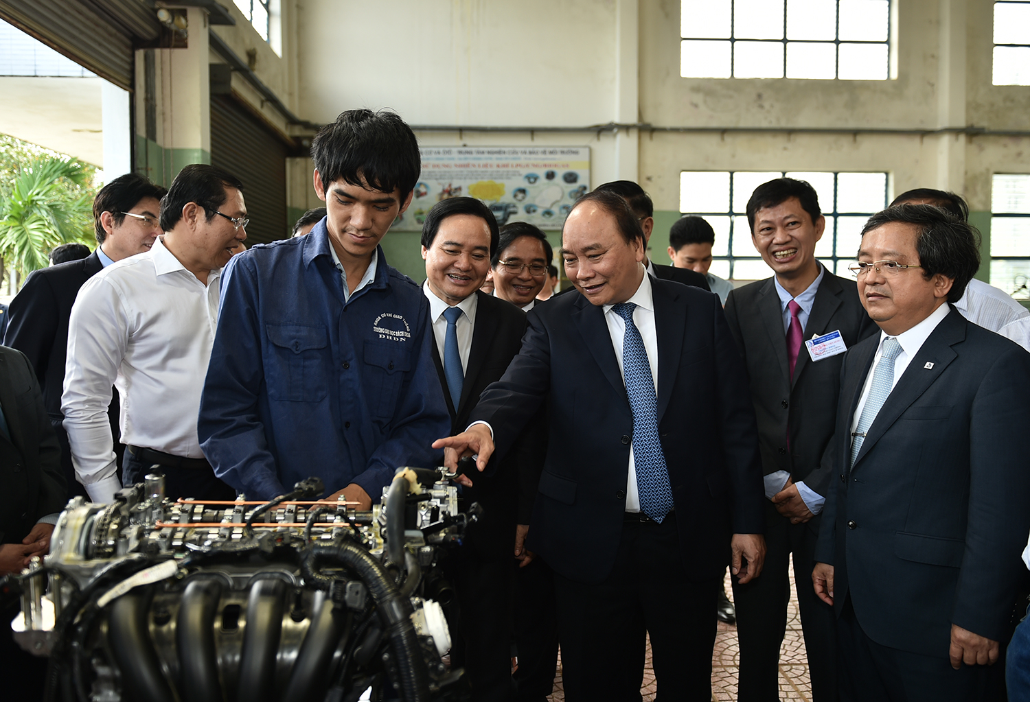  Thủ tướng thăm khu thực hành cơ khí của Đại học Bách khoa (Đại học Đà Nẵng). Ảnh: VGP