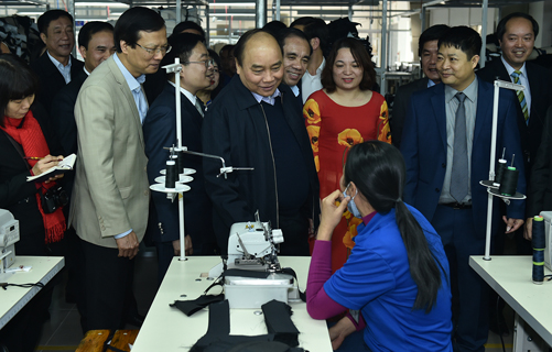  Thủ tướng Nguyễn Xuân Phúc thăm Nhà máy may Tuyên Quang. Ảnh: VGP