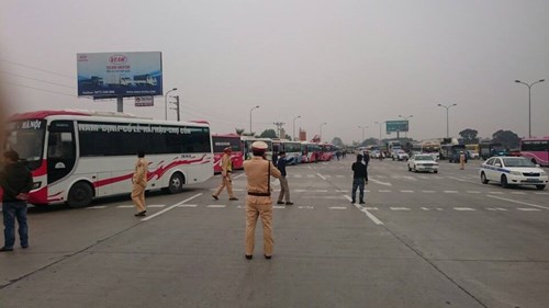  Hơn 70 xe khách di chuyển theo đoàn trên cao tốc Pháp Vân - Ninh Bình về Hà Nội phản ánh những bất cập trong công tác điều chuyển luồng tuyến sáng 28/2. Ảnh: Tiền Phong