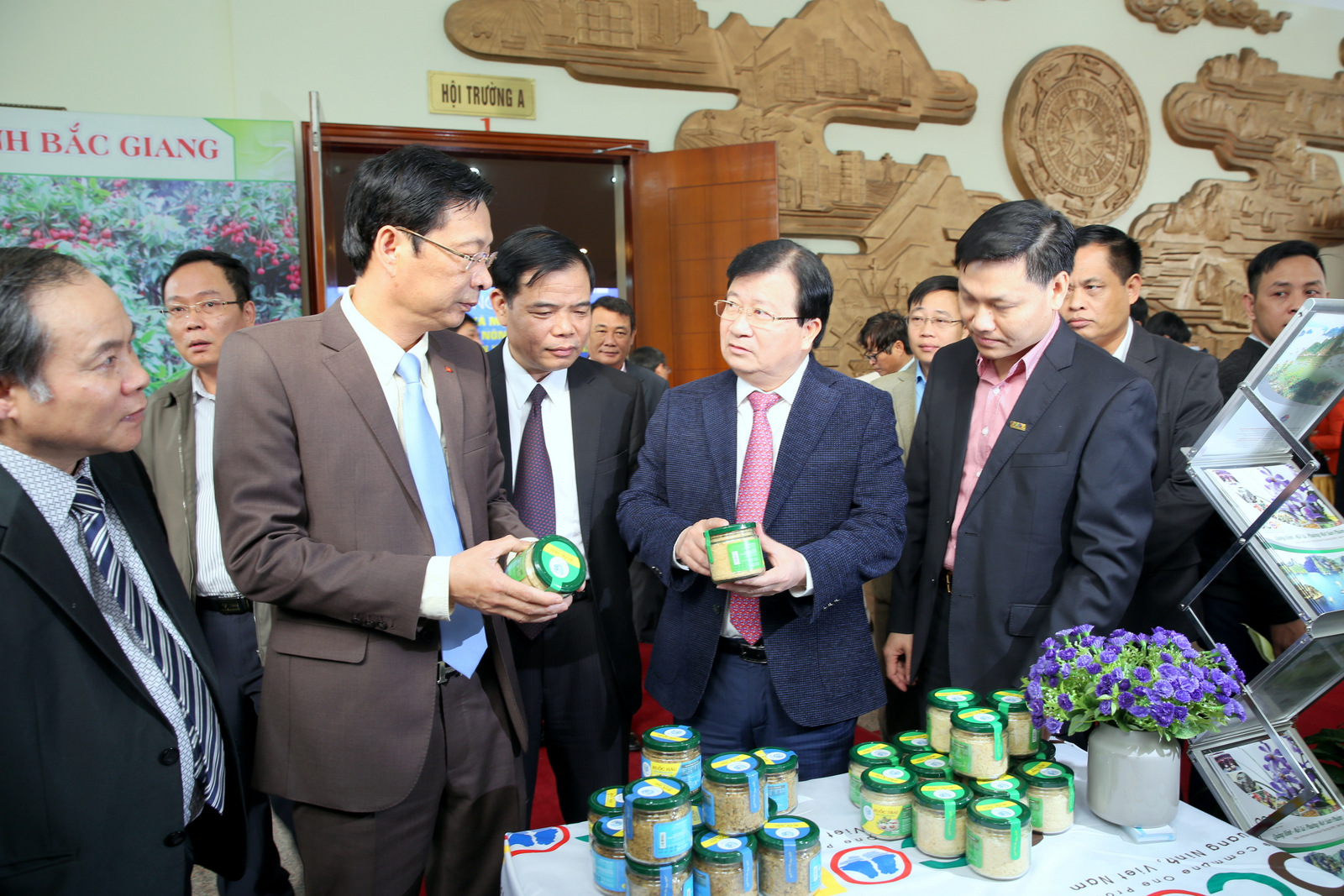  Phó Thủ tướng Trịnh Đình Dũng cùng lãnh đạo Bộ NN&PTNT, tỉnh Quảng Ninh đánh giá cao nhiều sản phẩm đặc trưng, đặc sản của các địa phương trong tỉnh Quảng Ninh và một số địa phương lân cận. Ảnh: VGP