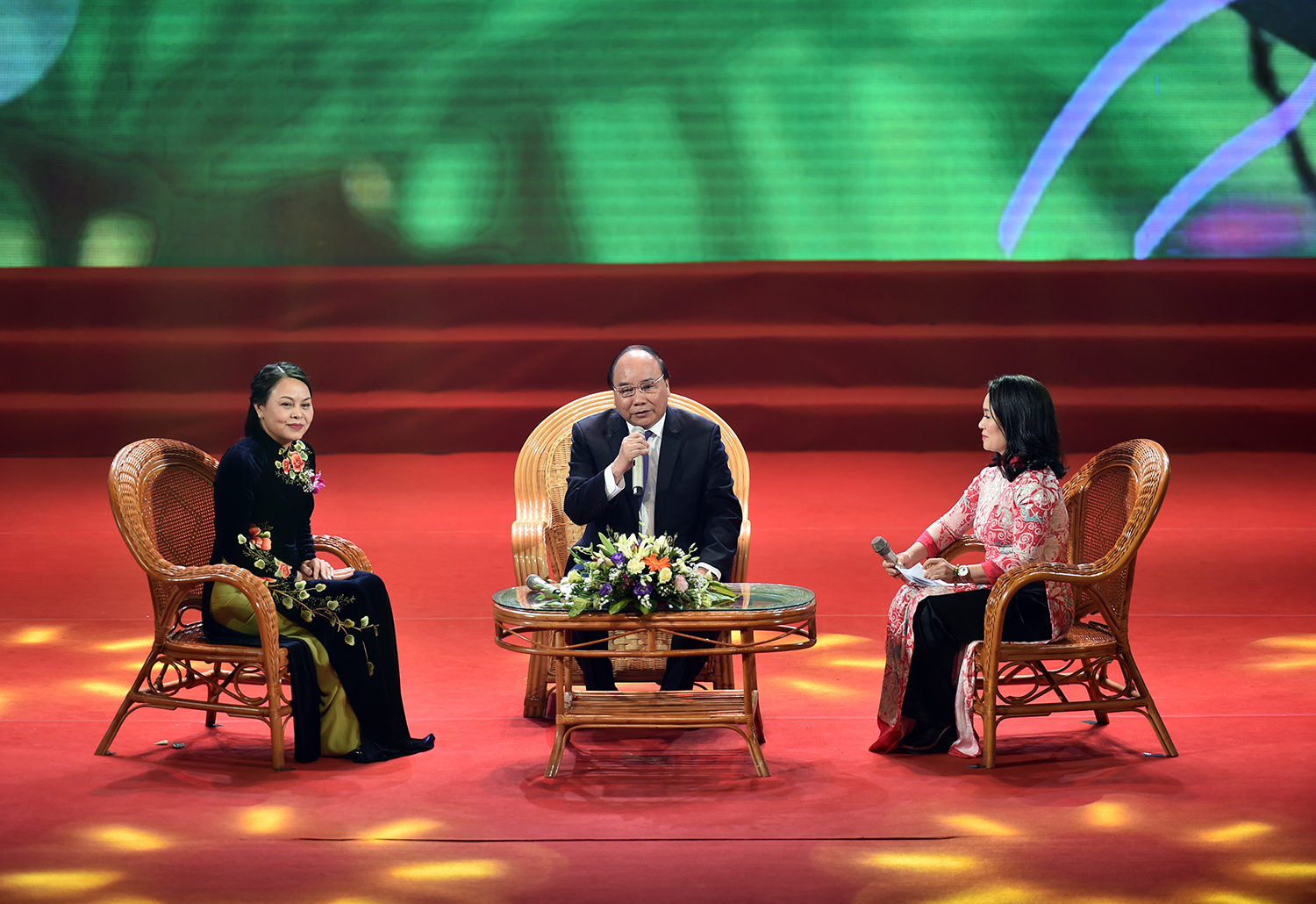  Thủ tướng đối thoại với đại biểu phụ nữ Việt Nam. Ảnh: VGP